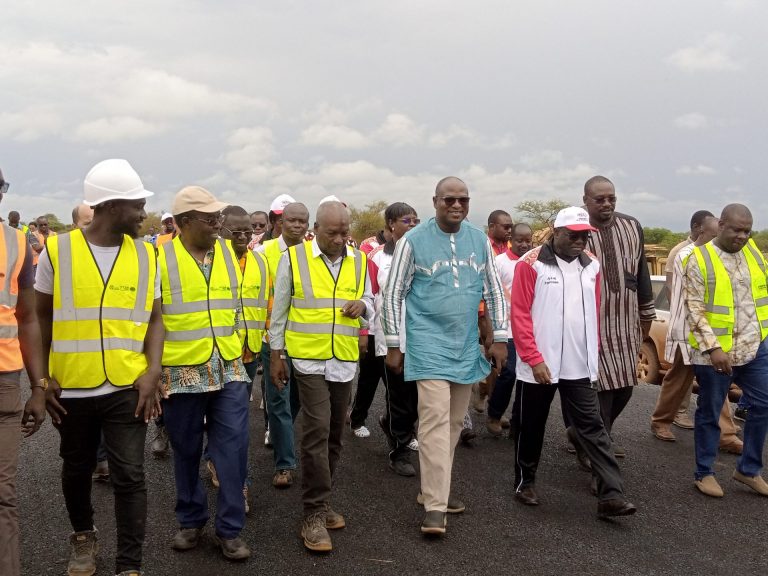 BITUMAGE DE LA ROUTE GUIBA-GARANGO: L’état d’avancement des travaux satisfaisant,selon le ministre Eric Bougouma