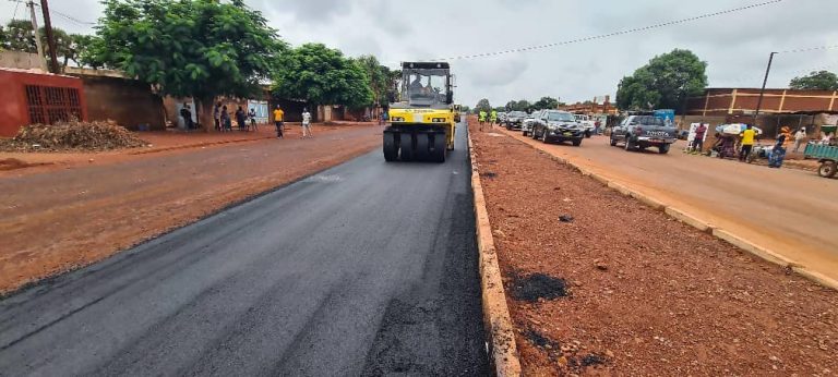 AVENUE DE L’INSURRECTION POPULAIRE DE BOBO-DIOULASSO Le ministre Eric Bougouma s’assure du niveau d’avancement du chantier