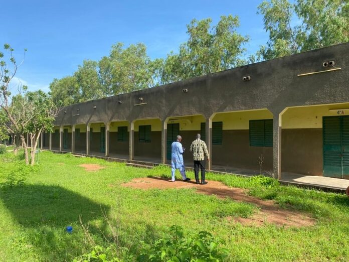 Légende 1 – Une vue d’un bloc de salles de classes du lycée