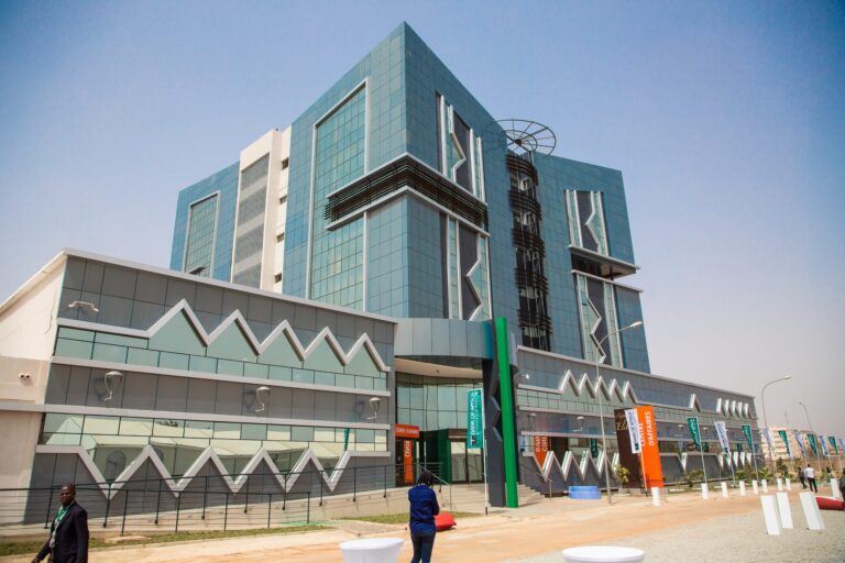 BOA : Travailleurs et patrons toujours à couteaux tirés