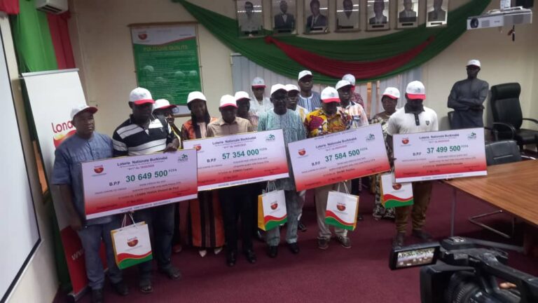 LONAB : Quatre nouveaux millionnaires reçoivent leurs chèques