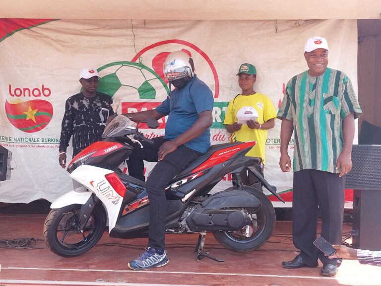 LONA MOTO : Arthur Sawadogo s&rsquo;offre une moto après la 28e tentative